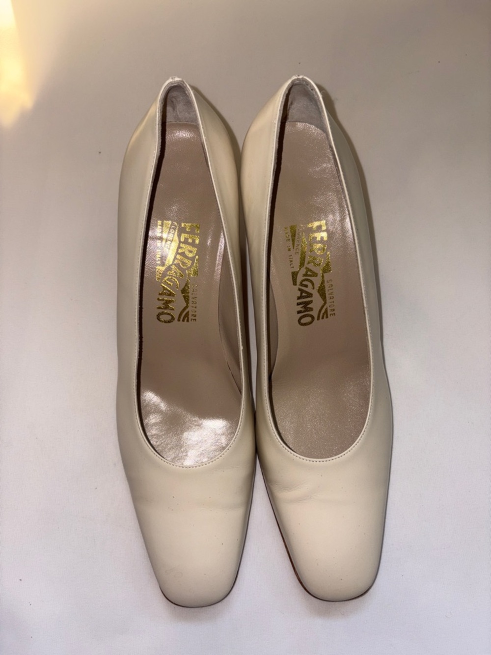 VINTAGE Salvatore Ferragamo Cream Leather Block Heel Pumps Size 9.5 - Picture 3 of 7